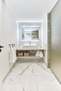 ChiroublesLa Suite的一间带水槽和镜子的浴室