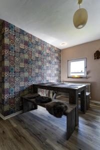 EllarTimeout Namaste的配有瓷砖墙的客房内的乒乓球桌