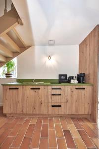 ChiroublesLa Suite的厨房配有木制橱柜和绿色台面