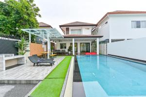 4BD Pool Villa Pattaya with Jacuzzi - Exquisite Pool Villa A内部或周边的泳池