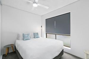 雷德克利夫Beachwood at Margate Beach的白色的卧室设有一张大床和一个窗户