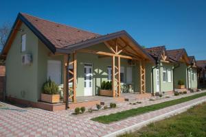 兹雷尼亚宁Zlatni Klas的一排带木屋顶的绿色房屋