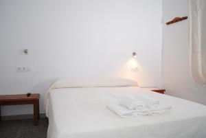 休达德亚休达德亚巴黎旅馆的一张白色的床,上面有两条白色毛巾