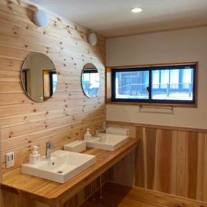 南砺GOKAYAMA BASE的浴室设有2个水槽和镜子