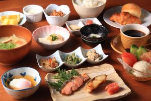 南小国町Hanare no Yado Hanagokoro的桌子上放着各种食物的碗