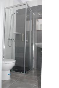休达德亚休达德亚巴黎旅馆的带淋浴、卫生间和盥洗盆的浴室