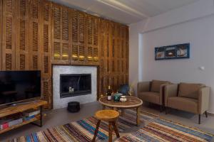 伊利索斯Thalassa Luxury Villa的客厅设有壁炉和电视。