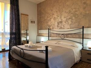 拉齐塞Hotel Renata的一间卧室配有一张大床和毛巾