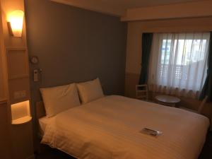 首尔Toyoko Inn Seoul Yeongdeungpo的酒店客房设有床和窗户。