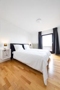 维尔茨堡Großzügiges Ferienhaus in ruhiger Lage的卧室设有一张白色大床和木地板