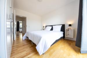维尔茨堡Großzügiges Ferienhaus in ruhiger Lage的卧室配有一张白色的大床,铺有木地板