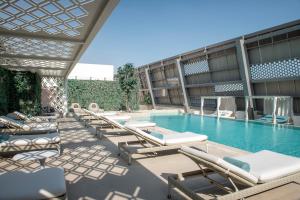 多哈Steigenberger Hotel Doha的一个带躺椅的游泳池,一个度假胜地