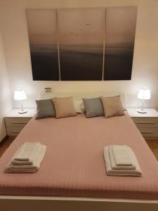 马格拉12 minuti da Venezia appartamento con parcheggio的一张大床,位于带两盏灯的房间