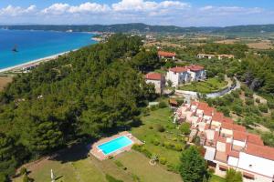 卡兰兹拉Beautiful view villa in Possidi, Halkidiki的享有度假胜地的空中景致,设有游泳池和海滩