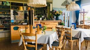 Johannesberg伯格霍夫酒店-餐厅的一间带桌子和椅子的用餐室