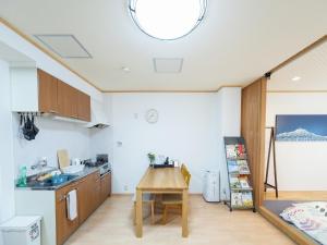 德岛HOSTEL PAQ tokushima / Vacation STAY 35580的一间厨房,在房间内配有桌子