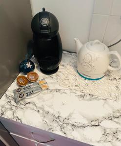 格丁尼亚Elli apartament的台面、咖啡壶和茶壶