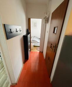 格丁尼亚Elli apartament的走廊通往带门的房间