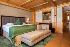 采尔马特Riffelalp Resort 2222m的一间卧室配有一张大床和一张沙发