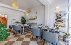 梅杜林Villa San Rocco Bed & Breakfast的一间带桌椅的用餐室和一间厨房