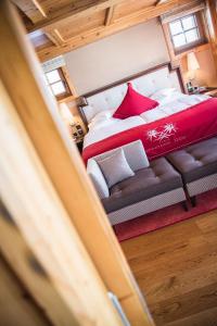 采尔马特Riffelalp Resort 2222m的一间卧室配有一张床和一个沙发
