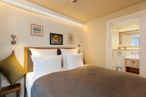 宾茨LOEV - VELA Hotels的卧室配有带白色枕头的大床
