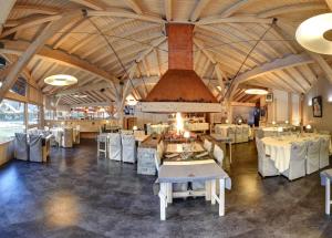 Chalet-Hôtel La Chemenaz, The Originals Relais (Hotel-Chalet de Tradition)餐厅或其他用餐的地方