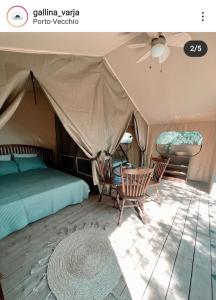 索塔CAMPING GALLINA VARJA的一间卧室配有带一张床和椅子的帐篷