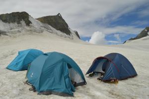 帕哈尔加姆Kashmir Outlook Adventures的沙漠中两顶蓝色帐篷