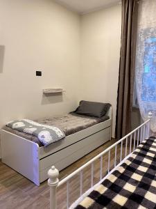 卡迈格拉特罗希拉诺B&B Staziona e Dormi的一间小卧室,配有床和窗户