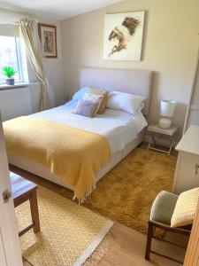 特鲁罗Stunning ANNEXE 1 luxury bedroom, eating area & bathroom only!的一间卧室配有一张带黄色毯子的大床