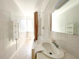 卡纳克拉马丽娜酒店的白色的浴室设有水槽和镜子