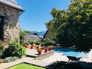 Cazeaux-de-LarboustMaison Eth Bordac & Bordac Petit的一个带游泳池和一些植物的花园