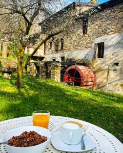 Nibbiano穆利诺伦提诺度假屋的餐桌,放着一碗食物和一杯咖啡