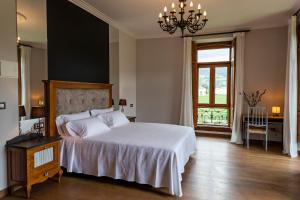 La AbadillaPOSADA SEMILLA的卧室设有一张白色大床和一扇窗户。