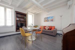 罗马Corallo Apartment的客厅配有桌椅和沙发
