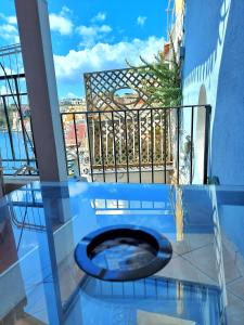 普罗奇达Monolocale Azzurro Procida的阳台设有带卫生间的浴室