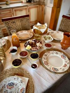 BrebPensiunea Agroturistica Casa Pribegilor的桌上放有盘子和碗的食物