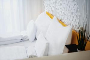 塞格德RIVA Szeged的白色沙发上配有白色枕头的房间