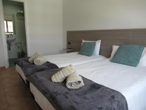 科拉雷侯NÁUTICO Suites, by Comfortable Luxury - Adults Only的一间卧室配有两张带毛巾的床