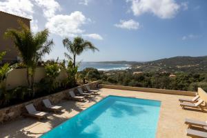 卡尔热斯Résidence Omigna的海景别墅 - 带游泳池