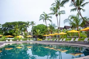 阿姆巴托洛阿卡皇家海滩酒店的度假酒店的游泳池配有椅子和遮阳伞
