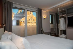 帕多瓦Padova Suites C20的酒店客房 - 带一张床并享有建筑的景致