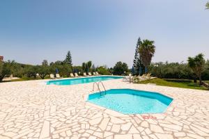 瓦西里科斯Lenna's Villas Zante的度假村内的大型蓝色海水游泳池