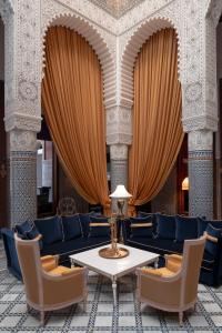 非斯Riad Fes - Relais & Châteaux的一间带桌椅的用餐室
