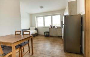 布拉格Home Le Fame的厨房配有桌子和冰箱