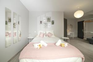 克莱蒙费朗Duplex République的白色卧室配有带粉红色枕头的大床