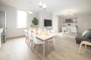 克莱蒙费朗Duplex République的用餐室以及带桌椅的起居室。
