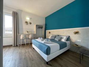 佛罗伦萨Porta alla Croce Guest House的一间卧室设有一张床和蓝色的墙壁