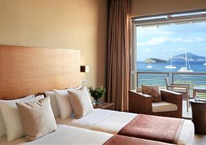 苏尼翁爱琴海岸酒店的酒店客房设有一张床,享有海景。